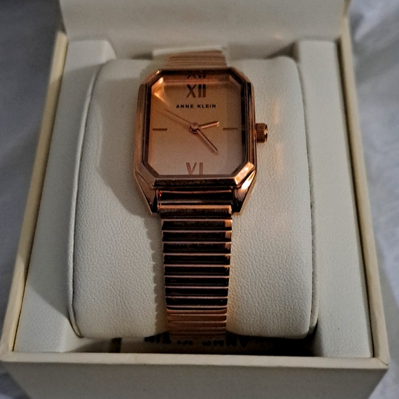 Anne Klein Women's watch - Picture 1 of 6